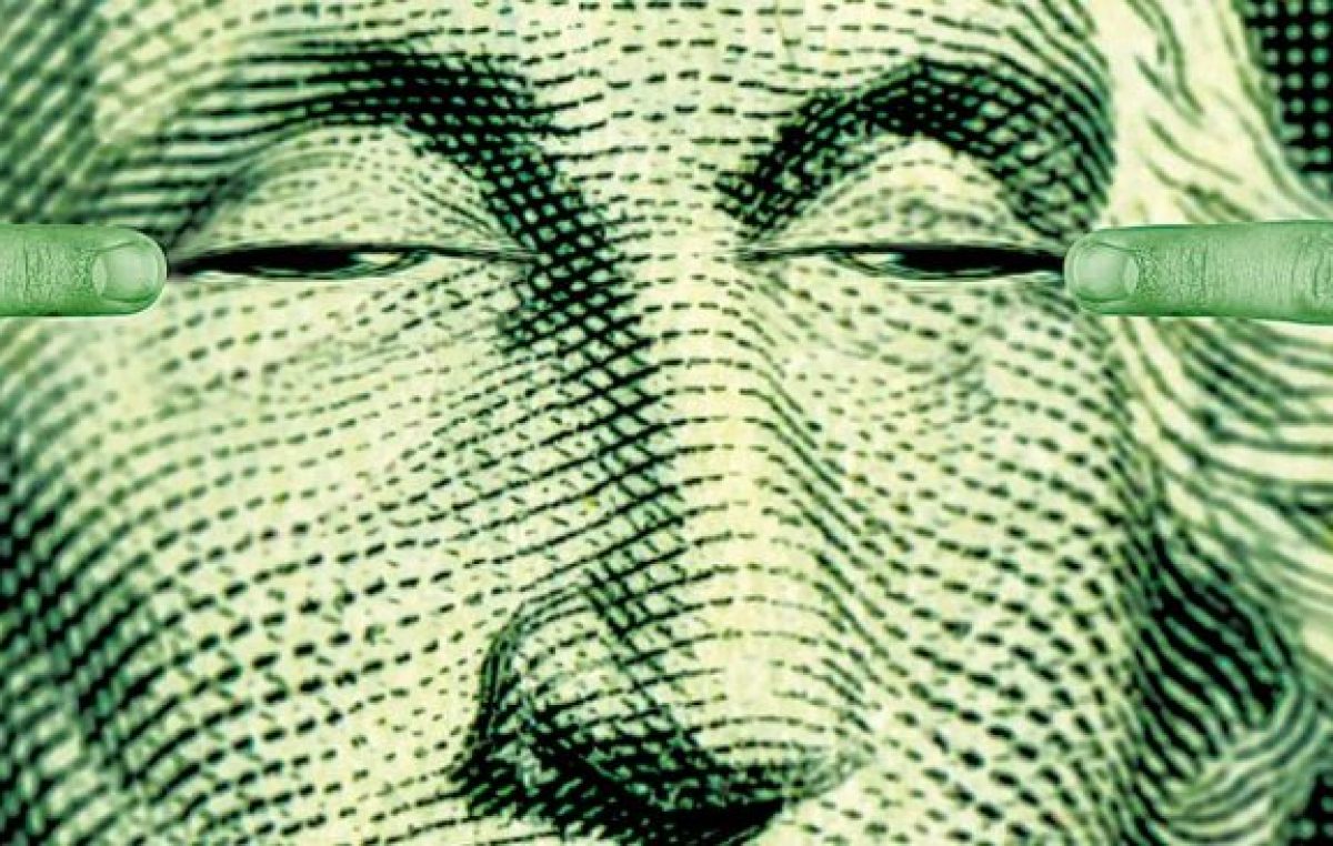 El dólar sube y las reservas bajan