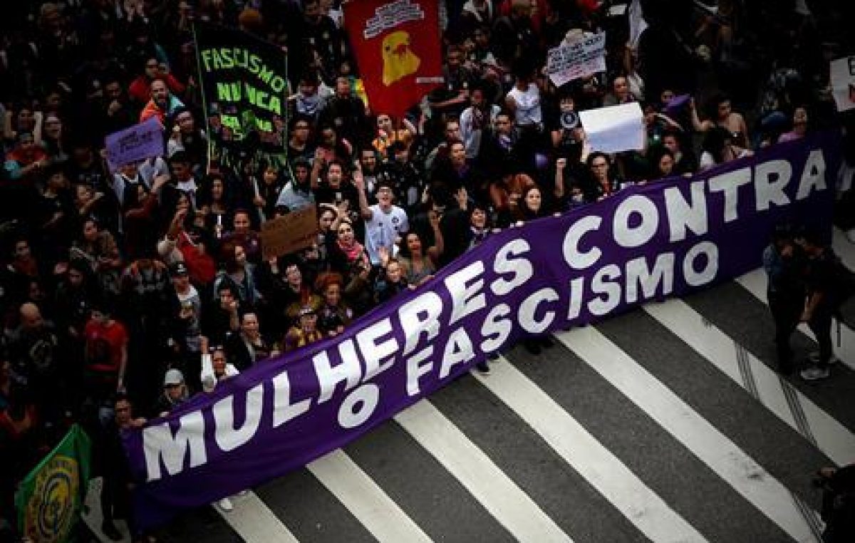 Crece el rechazo femenino contra Bolsonaro
