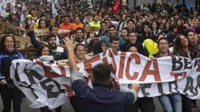 Maestras jardineras de Chile en paro y movilización por mejor salario