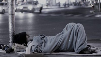 El drama de dormir en la calle: Reparten viandas y frazadas para la gente sin techo
