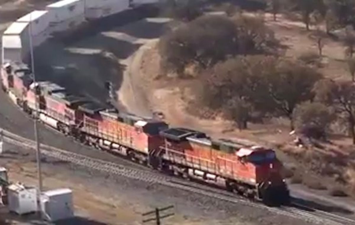 Con un tren que no es argentino, el Gobierno empezó la campaña de noticias falsas
