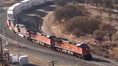 Con un tren que no es argentino, el Gobierno empezó la campaña de noticias falsas