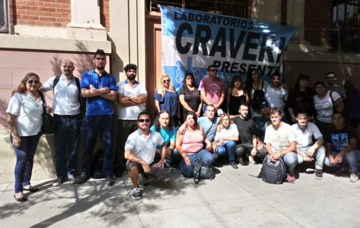 Caballito: Continúa el acampe frente al laboratorio Craveri en rechazo a los despidos masivos
