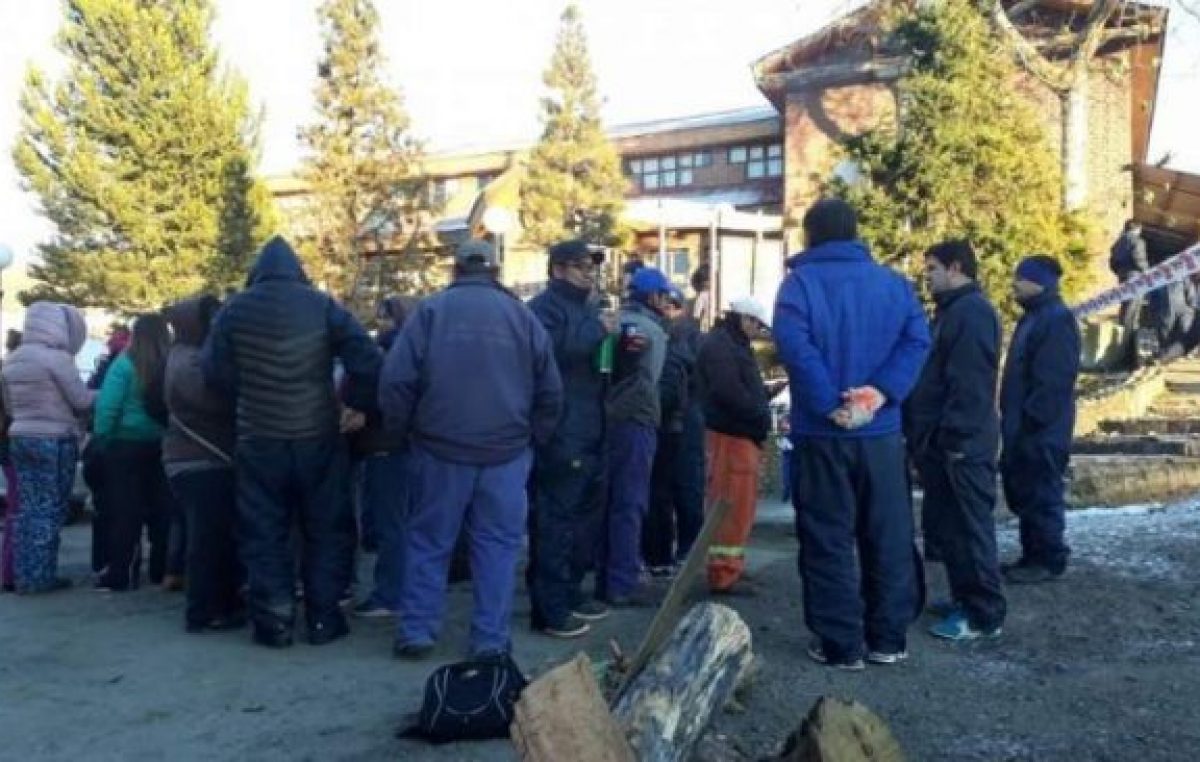 La protesta de municipales de Rio Turbio se trasladó a las puertas de la municipalidad