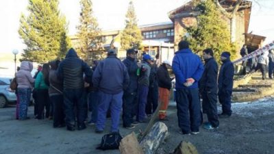 La protesta de municipales de Rio Turbio se trasladó a las puertas de la municipalidad