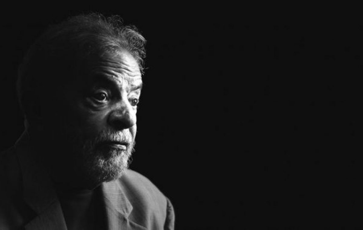 UNA LUZ EN LA OSCURIDAD