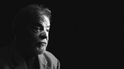 UNA LUZ EN LA OSCURIDAD