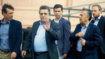 Los radicales, con las manos vacías