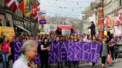 Las suizas fueron masivamente a una huelga para denunciar que tampoco su país es igualitario