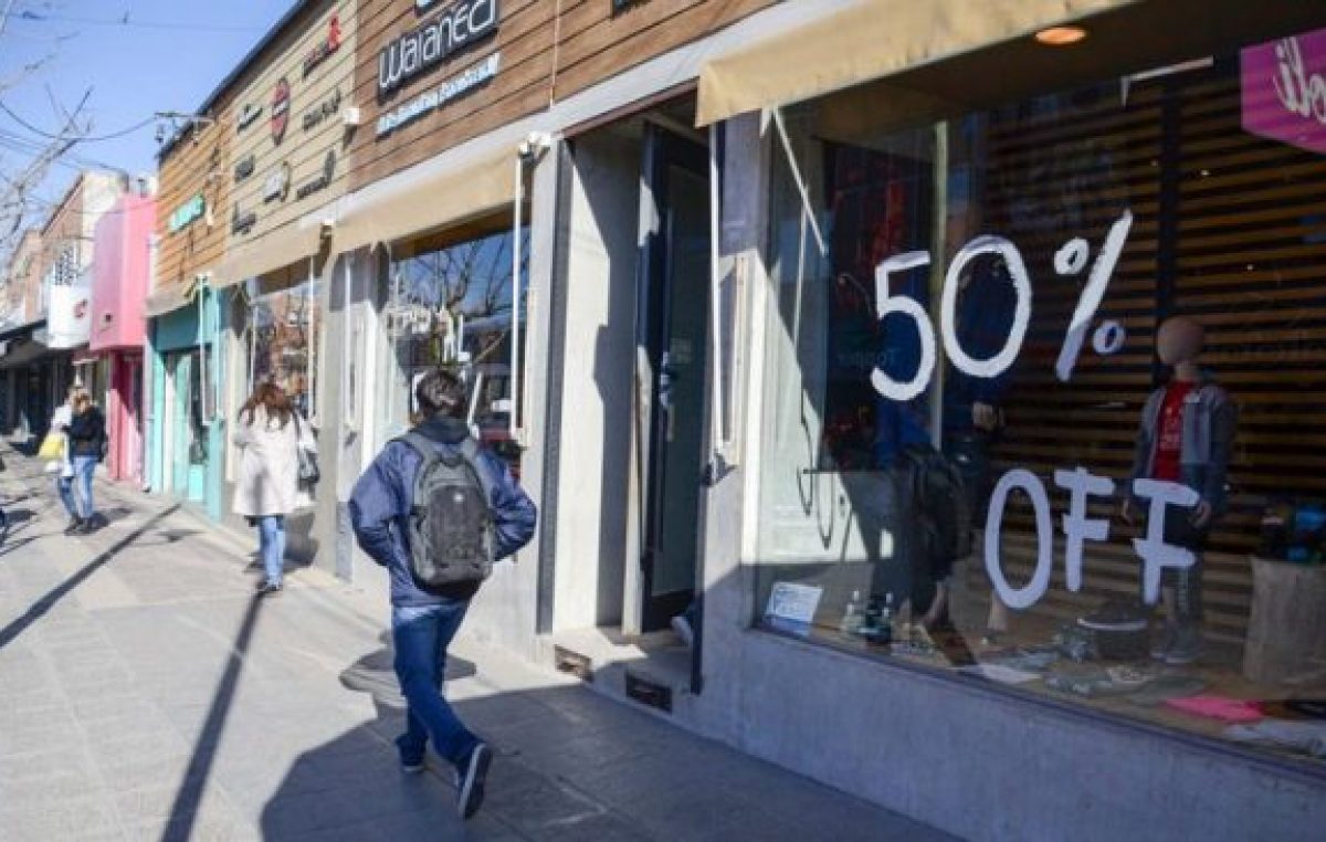 Los negocios neuquinos buscan salvar la ropa con liquidaciones