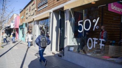 Los negocios neuquinos buscan salvar la ropa con liquidaciones