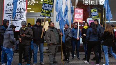 Empleados de comercio rosarinos protestaron por despidos en un negocio céntrico