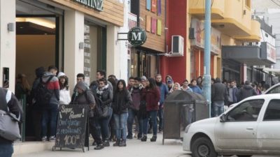 Más de una cuadra y media de cola por un puesto de trabajo en una cafetería de Comodoro