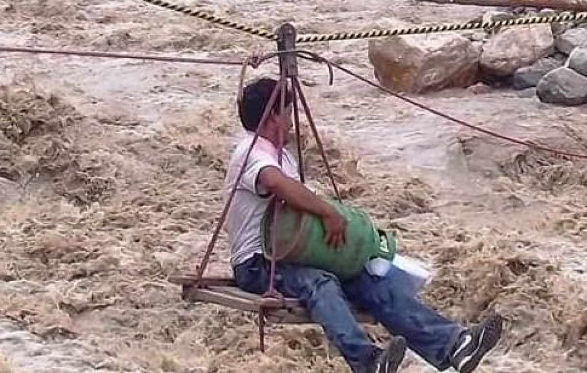 Habitantes de Angosto del Paraní viven una odisea para llegar a su pueblo