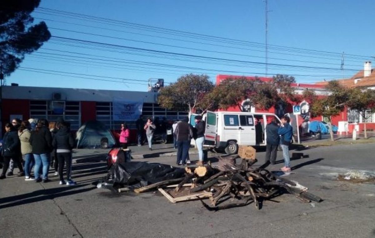Trabajadores municipales de Rawson siguen en el acampe
