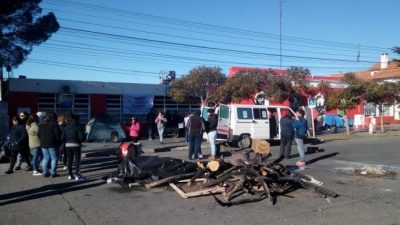 Trabajadores municipales de Rawson siguen en el acampe