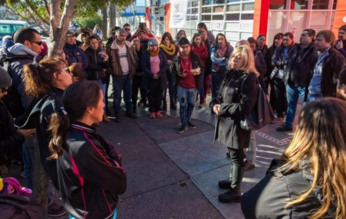 La intendenta de Rawson, frente a trabajadores municipales, aseguró que el viernes estarán cancelados los haberes