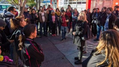 La intendenta de Rawson, frente a trabajadores municipales, aseguró que el viernes estarán cancelados los haberes