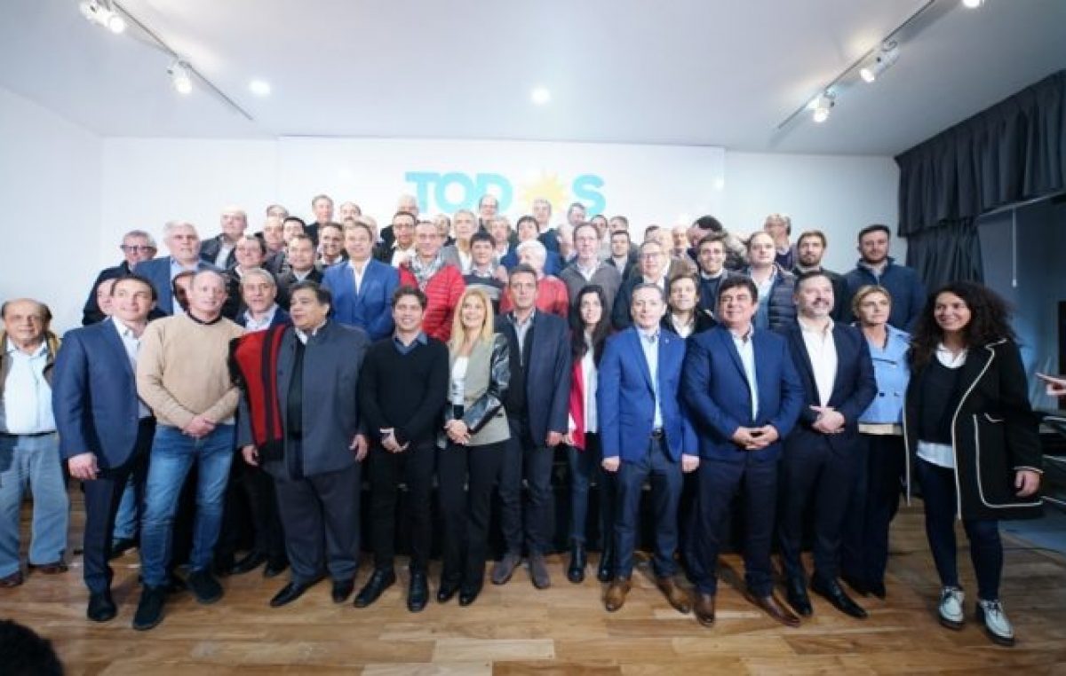 Massa, Kicillof y Magario se vieron junto a intendentes en un acto en La Plata