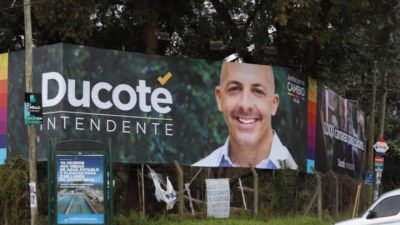 Ducoté municipaliza la elección y esconde a Macri en su campaña