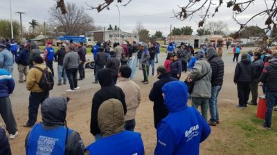 Municipales de Coronda cortan las Rutas 11 y 64 en reclamo de salarios atrasados