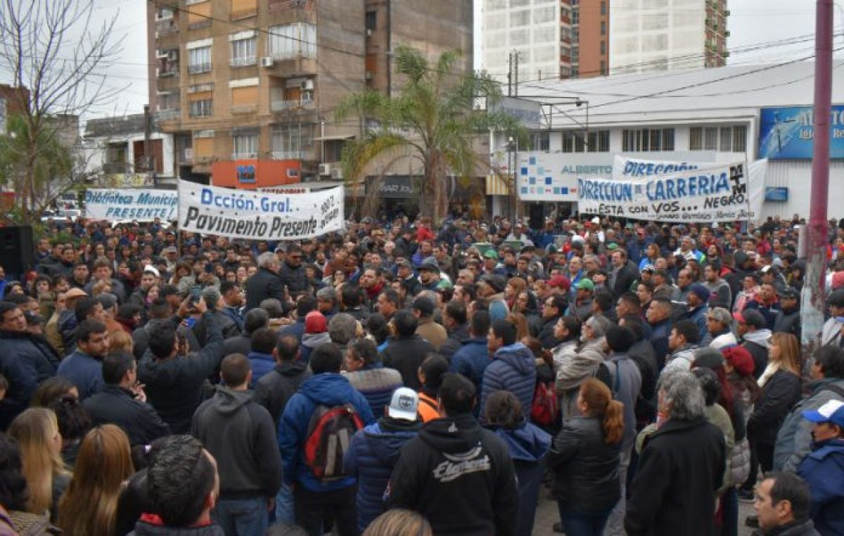 Resistencia: Fuerte protesta de trabajadores municipales frente al edificio del InSSSeP