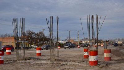 Viedma: Se priorizó a los bancos antes que terminar las rutas 22 y 23