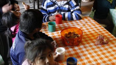 Comida con alarma y chicos malnutridos   