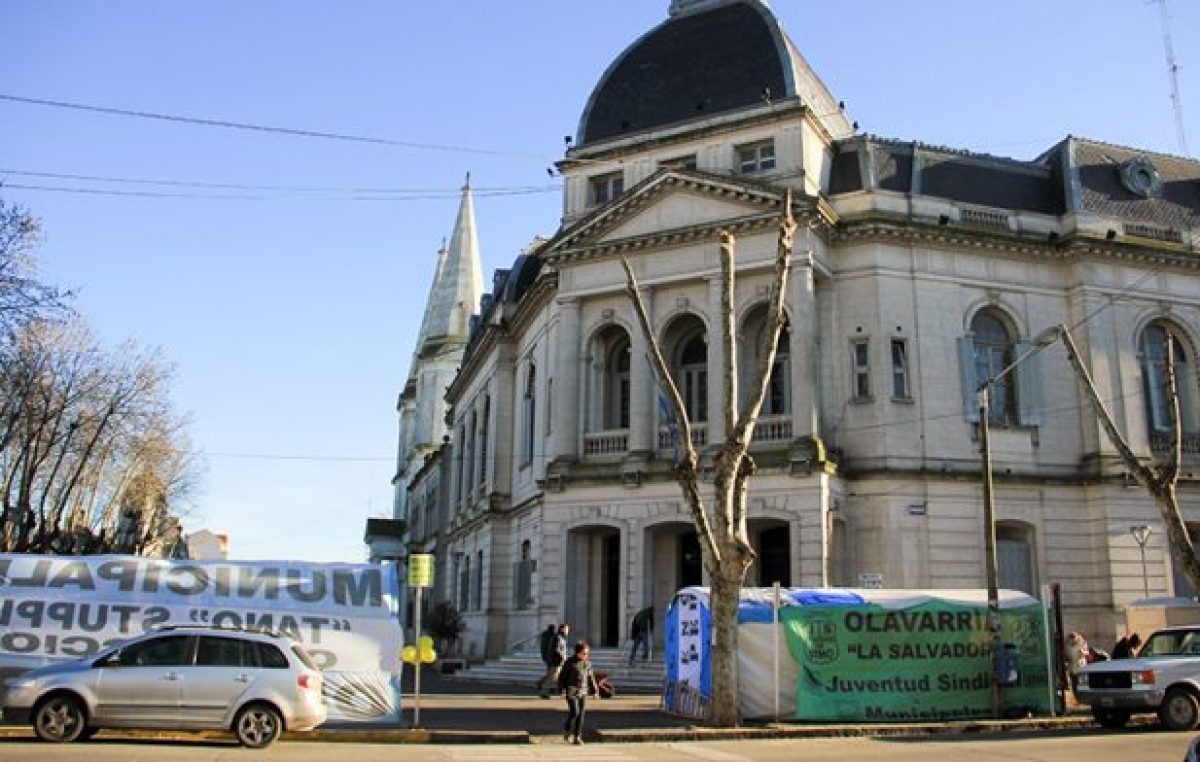 Con la carpa «buscamos visibilizar la negociación paritaria», dicen los trabajadores municipales de Olavarria