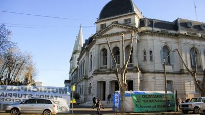 Con la carpa «buscamos visibilizar la negociación paritaria», dicen los trabajadores municipales de Olavarria