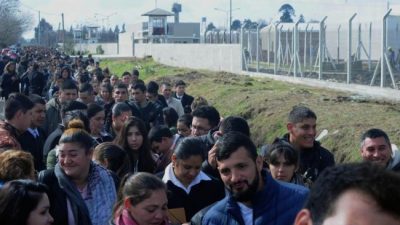 Un km de cola por trabajo: cientos de jóvenes esperan para inscribirse al servicio penitenciario