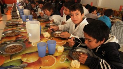 El 40 por ciento de los niños del Conurbano asiste a comedores y el 15 por ciento pasó hambre