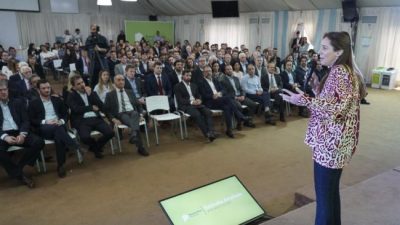 Vidal reclama y busca diferenciarse de Macri