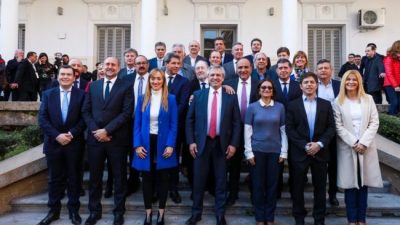 Alberto Fernández firmó un compromiso con 14 gobernadores