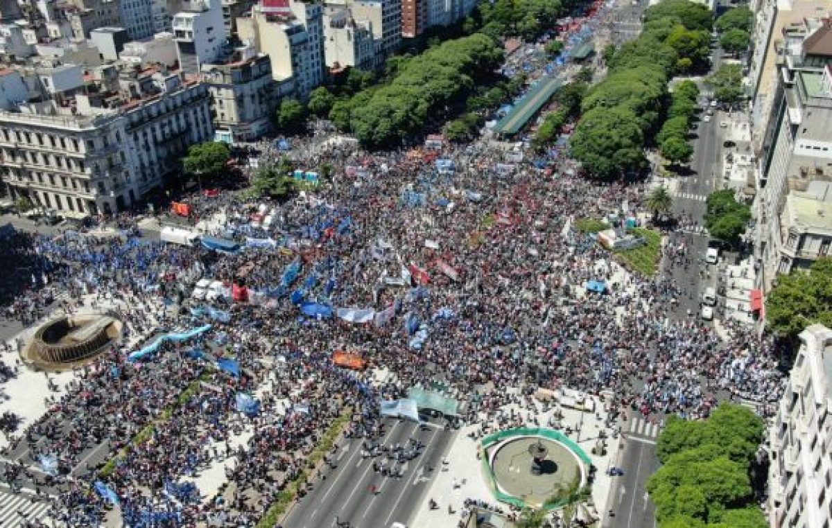 Histórica manifestación de los movimientos sociales contra el hambre