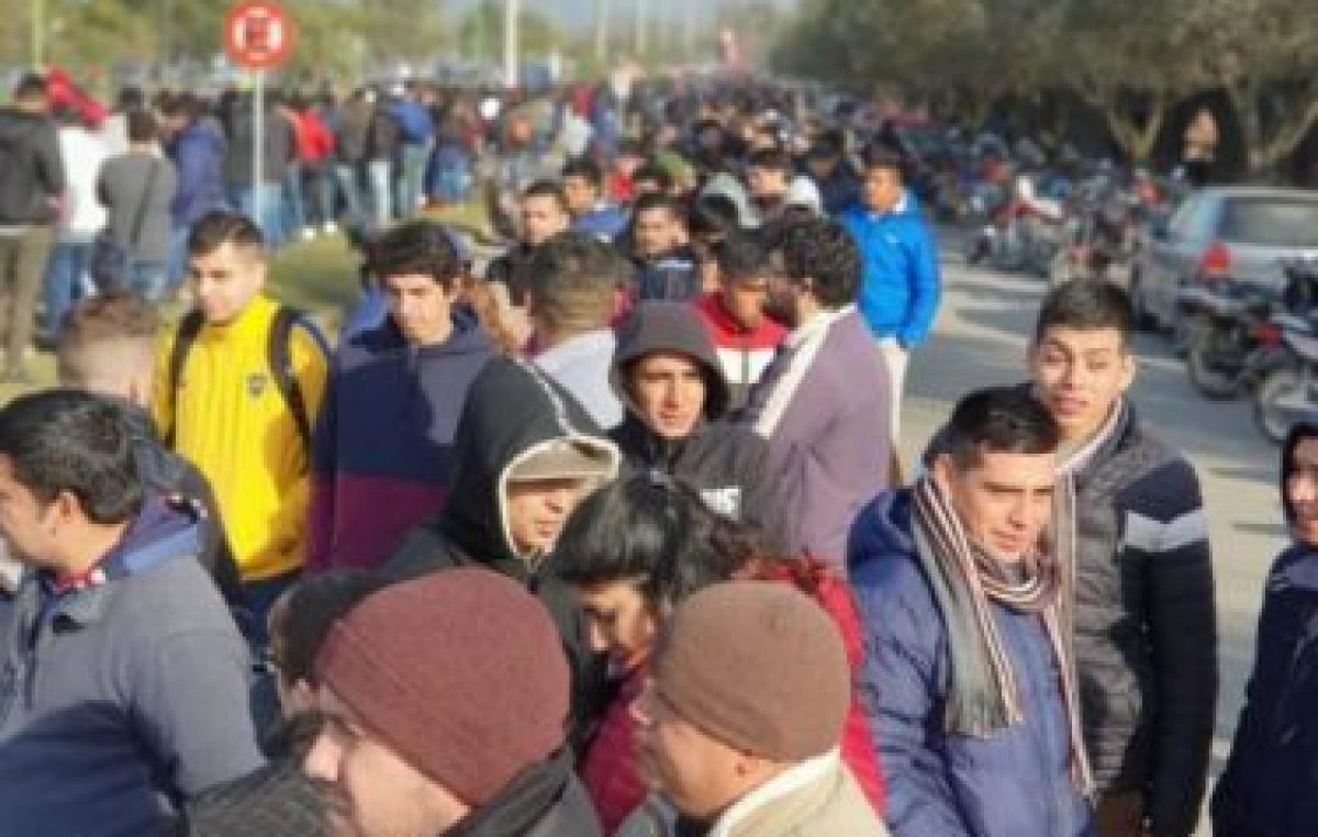Crisis de empleo: más de dos kilómetros de cola para conseguir un trabajo en Yerba Buena