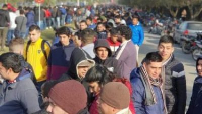 Crisis de empleo: más de dos kilómetros de cola para conseguir un trabajo en Yerba Buena