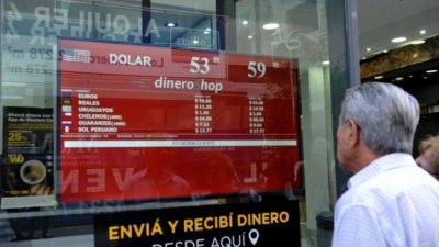 Otro martes negro: dólar y riesgo país en alza mientras que se desplomaron las acciones