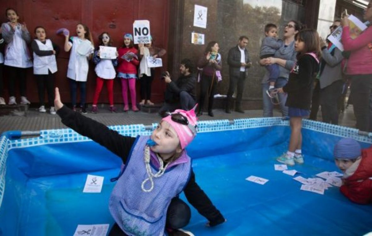 Denuncian que avanza el recorte en el Plan de Natación de escuelas porteñas
