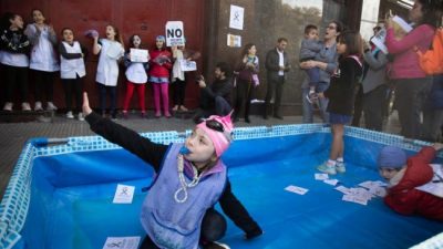 Denuncian que avanza el recorte en el Plan de Natación de escuelas porteñas
