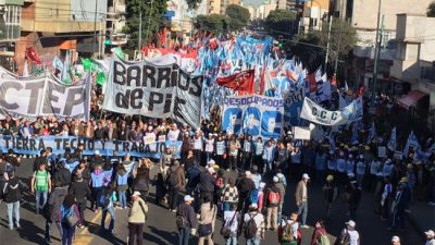 Multitudinaria marcha en Rosario en reclamo de trabajo y asistencia
