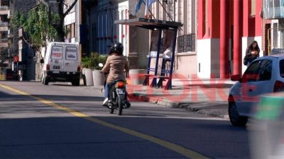 Octavo día sin colectivos en Paraná: Miles de usuarios siguen «a pie»