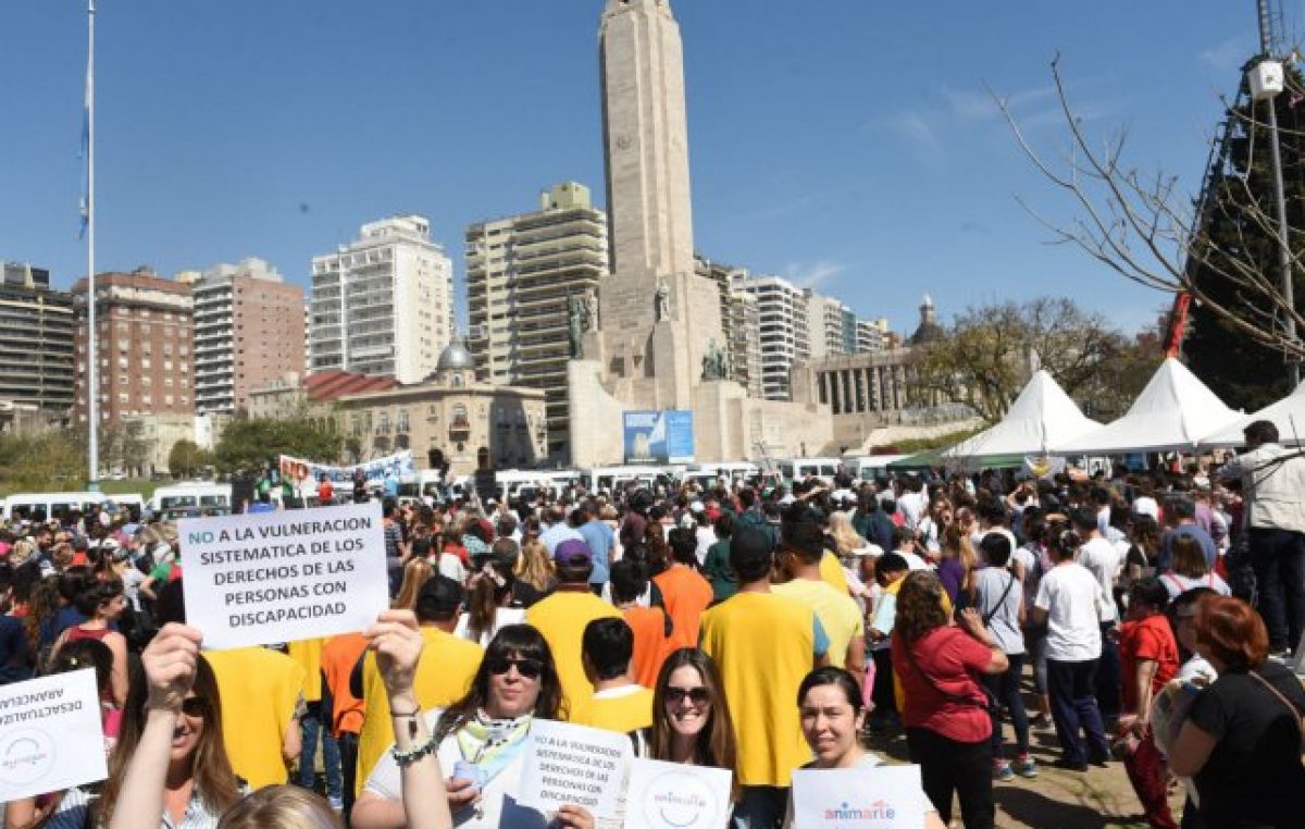 Fuerte movida en el Monumento contra los ajustes en discapacidad