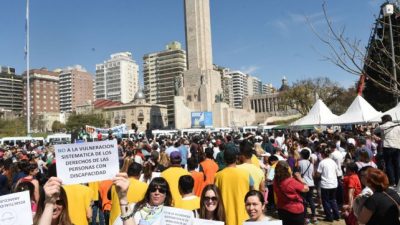Fuerte movida en el Monumento contra los ajustes en discapacidad