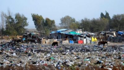 La peor cara de la crisis: 14 menores intoxicados por comer alimentos de un basurero en Olavarría