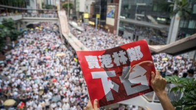 Hong Kong no cede y salió de nuevo a las calles pese a una prohibición policial
