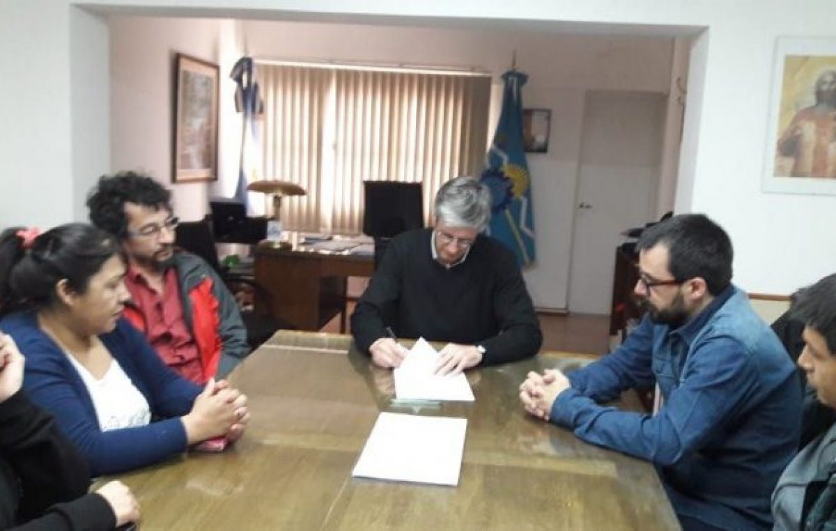 Municipio de Esquel y gremios acordaron aumento salarial del 15 % y adelanto de paritaria en enero