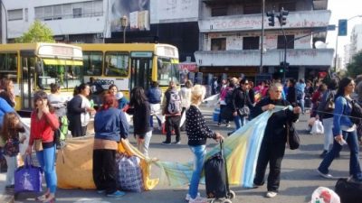 Los manteros de La Plata presentaron un amparo colectivo para poder vender en la calle