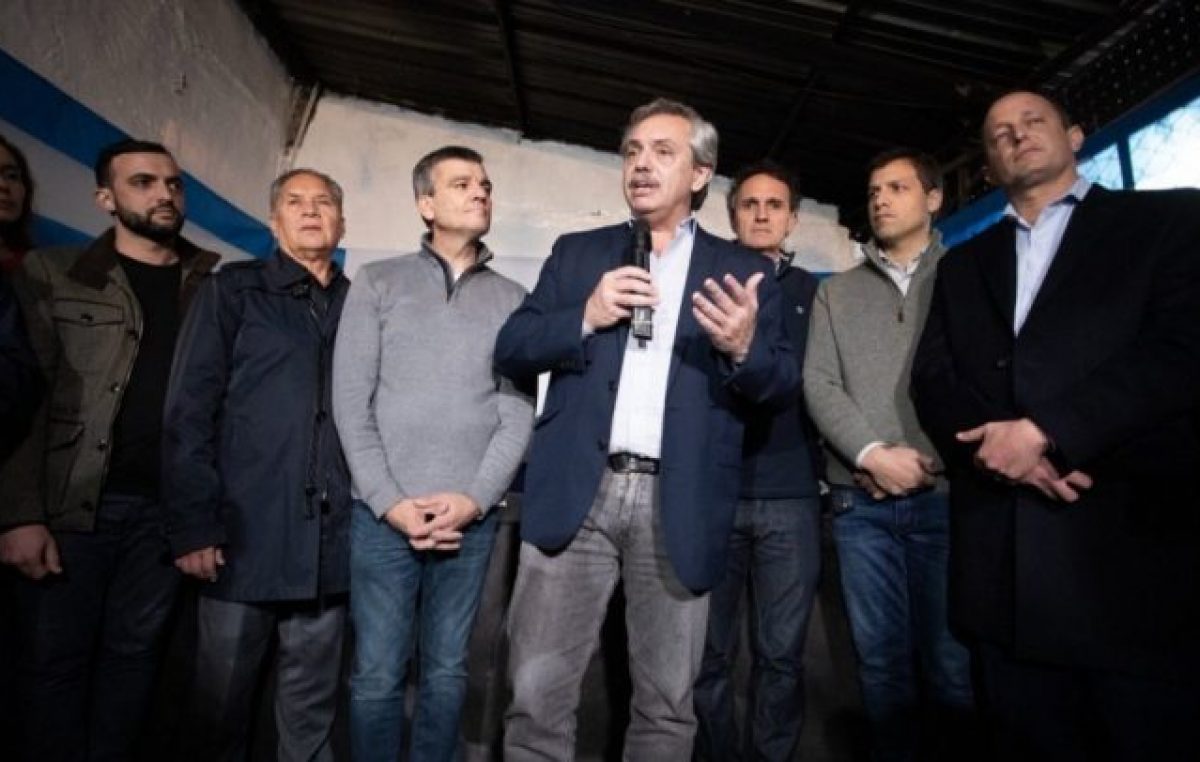 Fuerte gesto: Alberto Fernández sube al avión a dos intendentes del Conurbano