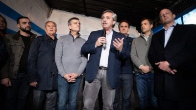 Fuerte gesto: Alberto Fernández sube al avión a dos intendentes del Conurbano